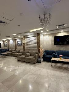 un hall d'entrée avec des canapés et une télévision à écran plat dans l'établissement فندق برايت, à La Mecque 45 autres photos