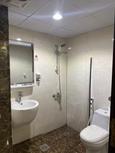 a bathroom with a toilet and a sink and a shower at فندق برايت in Mecca +45 photos