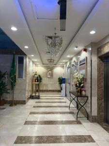 a hallway with a chandelier in a building at فندق برايت in Mecca