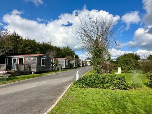 a street with a row of houses on the side of a road at Camping de la Loire in Cordemais