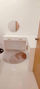 ein weißer Frisiertisch mit Spiegel und Teppich in der Unterkunft Svens Place in Puerto Princesa