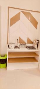 eine Küche mit einer Theke mit Spüle in der Unterkunft Svens Place in Puerto Princesa