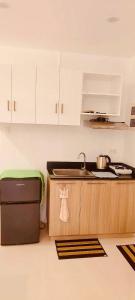 eine Küche mit Spüle und Arbeitsplatte in der Unterkunft Svens Place in Puerto Princesa