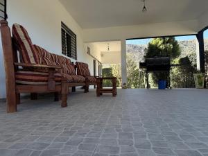 ein Paar Stühle auf einer Terrasse in der Unterkunft El descanso in El Rodeo