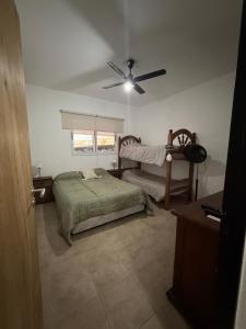 エル・ロデオにあるEl descansoのベッド2台と天井ファン付きの寝室
