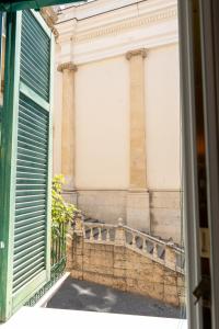 una vista dalla finestra di un edificio con colonne di Dimora Rhea a Salerno