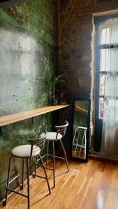 two chairs and a bar in a room at Latidos del Centro de CDMX in Mexico City