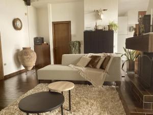 un soggiorno con un divano e un tavolo di Villa la Grona a Menaggio