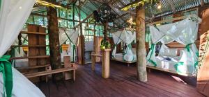 a room with two beds in a tree house at Casa del árbol - Mirador Tacana in Leticia