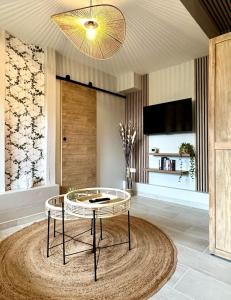 DéolsにあるLogement entier climatisé Grangeroux 5 mn du Centre National de Tirsのコーヒーテーブルとラグのある部屋