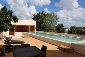 una piscina sul tetto di un edificio di Casa Oneiro Hotel Boutique & Suites a Mérida