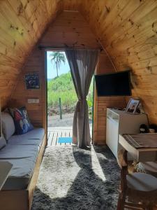 Televisyen dan/atau pusat hiburan di Cabanas Rústicas na Linha Bonita - Nath's House