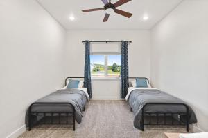 Dos camas en una habitación con ventana. en Lake View Dream Home, en Fairbanks
