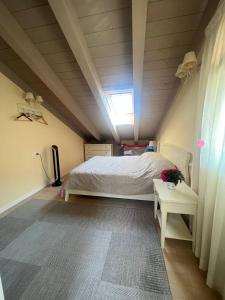 Ένα ή περισσότερα κρεβάτια σε δωμάτιο στο Duplex with terrace , pool, 2 bedrooms