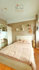 ein Schlafzimmer mit einem großen Bett in einem Zimmer in der Unterkunft Margonda Residence 5 Depok by Sahaja Stay in Kemirimuka Tiga