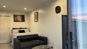 Posezení v ubytování Modern & Cosy Apartments with Scenic Sunset Views