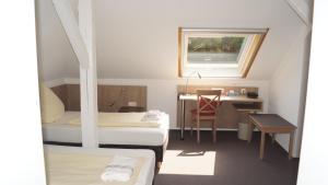 Giường trong phòng chung tại Landsitz Kammerburg