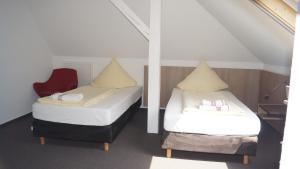 Giường trong phòng chung tại Landsitz Kammerburg