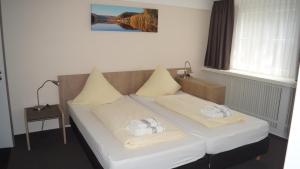 Giường trong phòng chung tại Landsitz Kammerburg