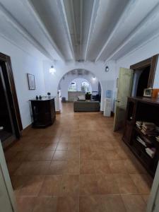 una sala de estar con un sofá y una mesa en Hostel the pod 33, en Panamá