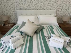 una camera da letto con un letto con asciugamani sopra di Porta Marina Pompei Resort a Pompei