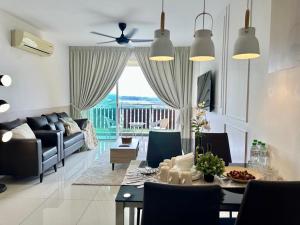 ジョホールバルにあるFamily Suite Daya KSL Residence 3B3Bのテーブルとソファのあるリビングルーム