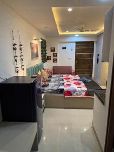 une chambre avec un grand lit dans une pièce dans l'établissement Orchid by Oasis Homestays, à Jaipur