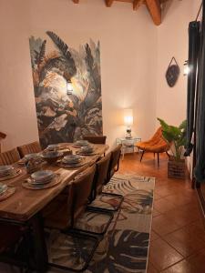 サンタ・マリアにあるCasa Anzso Ocean view Porto Antigo Iのダイニングルーム(テーブル、椅子、壁画付)