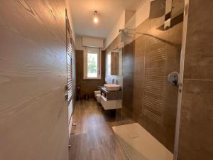 a bathroom with a sink and a shower at Kìbilù Comfort Hub Malpensa in Cardano al Campo