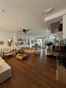 a large living room with couches and a ceiling fan at Casa Ribera Maya in Aranda de Duero