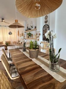 a dining room with a wooden table and chairs at Casa Ribera Maya in Aranda de Duero