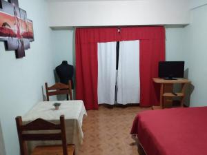 Μια τηλεόραση ή/και κέντρο ψυχαγωγίας στο Habitación Matrimonial Privada