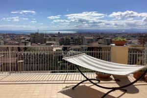 una hamaca en la parte superior de un edificio en Top Floor Aparthotel Bentivoglio 3, en Catania 7 fotos más