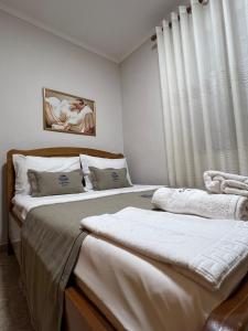Una cama o camas en una habitación de Camaj Nest