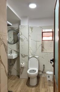 Un baño de Camaj Nest 2 fotos más