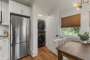 eine Küche mit einem Kühlschrank und einem Tisch mit Stühlen in der Unterkunft Pinky's Palace Cozy Bungalow in Port Royal + 23 Fotos