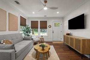 ein Wohnzimmer mit Couch und Flachbildfernseher in der Unterkunft Pinky's Palace Cozy Bungalow in Port Royal