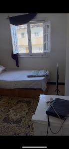 Postel nebo postele na pokoji v ubytování الازاريطه
