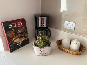 Příslušenství pro přípravu čaje a kávy v ubytování Spectacular apartment in Reñaca - Playa Cochoa