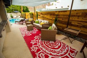 sala de estar con alfombra roja y blanca en Wild Horses, en La Quinta