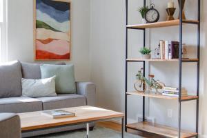 un salon avec un canapé et une table dans l'établissement 2 bedroom brilliant cottage in Boise North End, à Boise