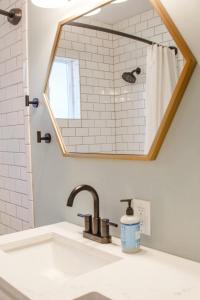 une salle de bain avec un lavabo et un miroir dans l'établissement 2 bedroom brilliant cottage in Boise North End, à Boise 14 autres photos