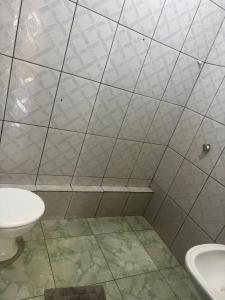 Ένα μπάνιο στο Kitnet bem localizado na Avenida