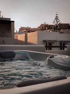 Bazén v ubytování Nonna's Suites nebo v jeho okolí