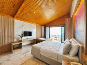una camera da letto con un letto grande e una televisione di vice city beach resort otel a Arpaçbahşiş Altre 44 foto
