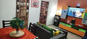 Televisyen dan/atau pusat hiburan di Agrable Appartement De 02 Pices Meuble