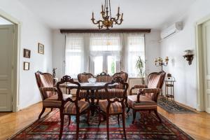 パーパにあるRomantic Villa - Pápaのテーブルと椅子とシャンデリアのあるダイニングルーム +47枚の写真