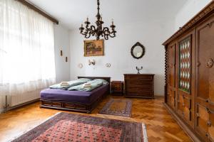 パーパにあるRomantic Villa - Pápaのベッドとシャンデリアのある寝室