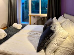 Ένα ή περισσότερα κρεβάτια σε δωμάτιο στο Apartament Kochanowskiego Łódź