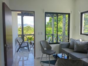 Χώρος καθιστικού στο Villas Reynoso, Near La Playita Beach in Las Galeras Samaná